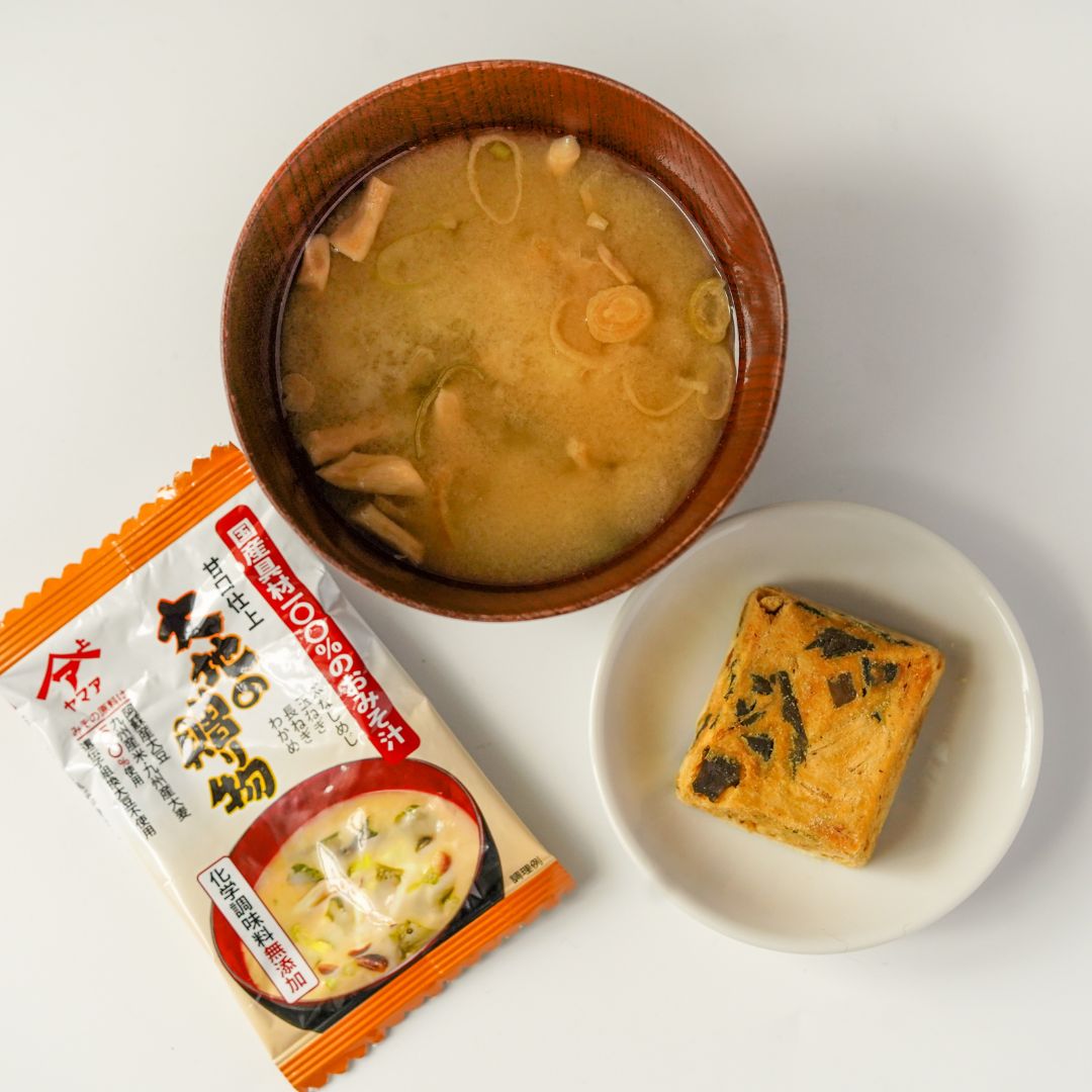 Wakame Seaweed and Shimeji Mushroom Miso Soup