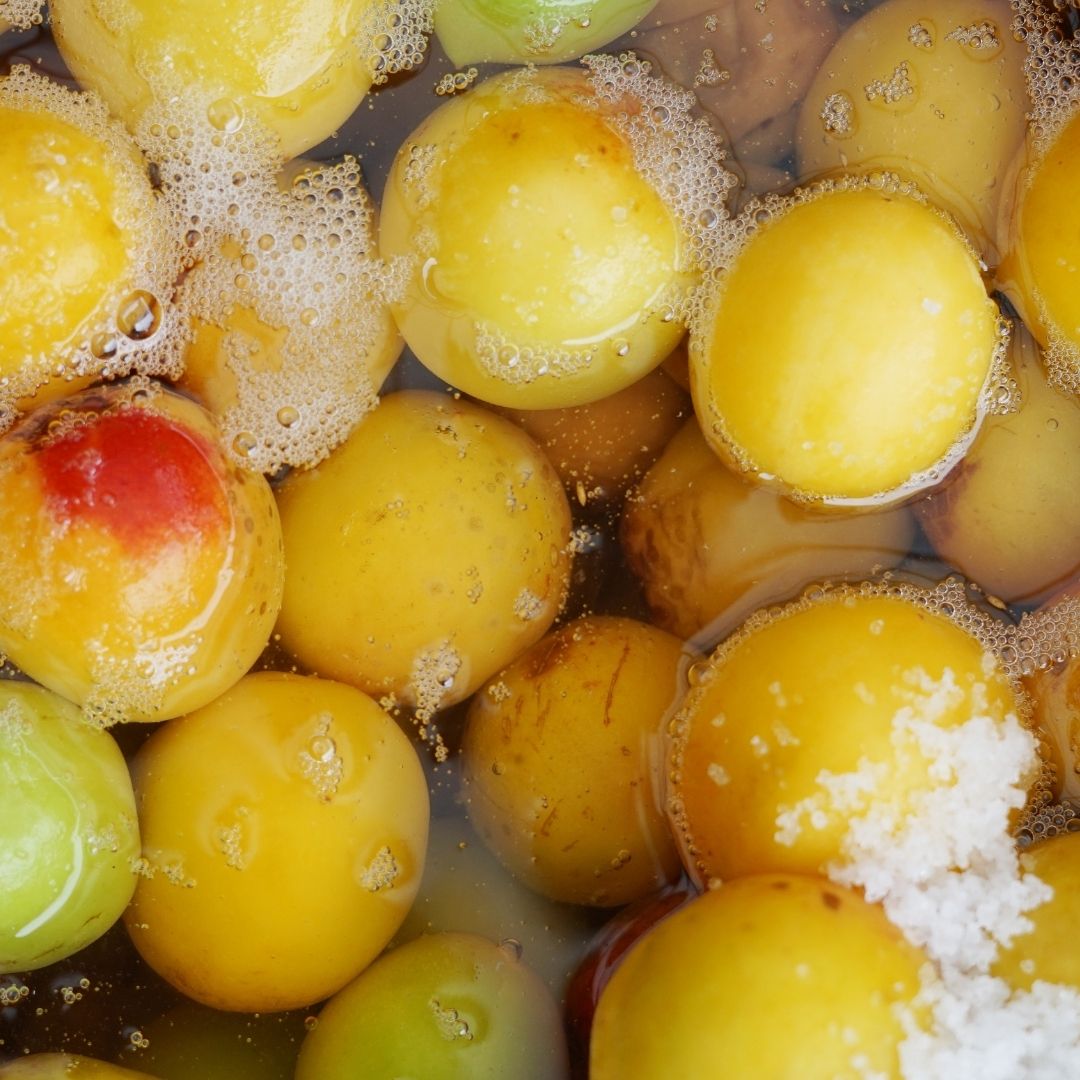 ORGANIC SHISO UMEBOSHI (PICKLED PLUM WITH JAPANESE BASIL) (昔ながらの酸っぱい有機梅干し)